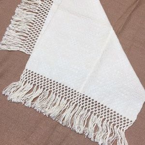 Cotton placemat with fringe details.